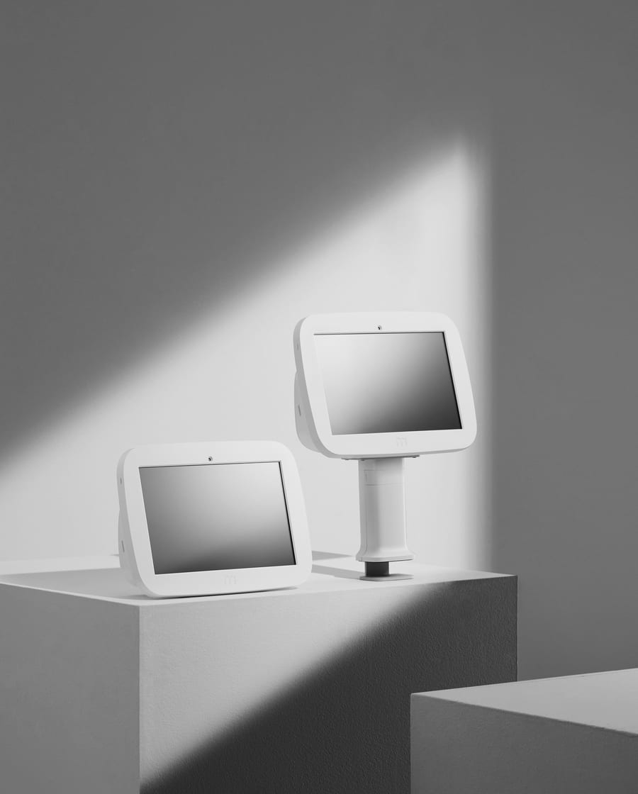 Dva bílé tablety Tableflow ve studiu