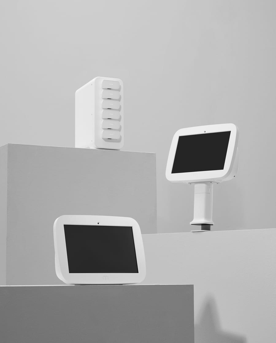 Sada bílých objednávkových tabletů a nabíjecí stanice