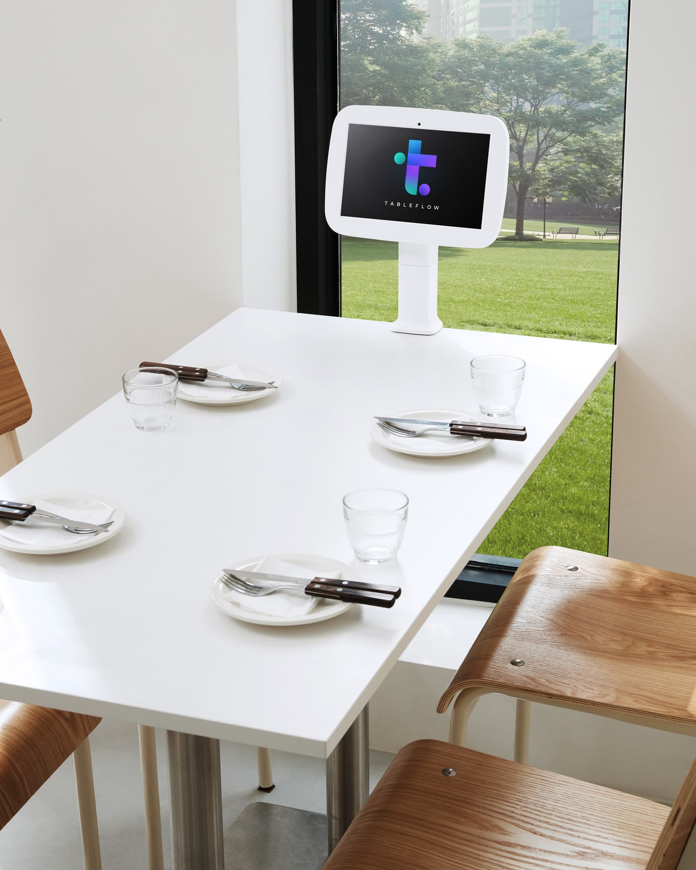 Tablet Tableflow upevněný u stolu v restauraci
